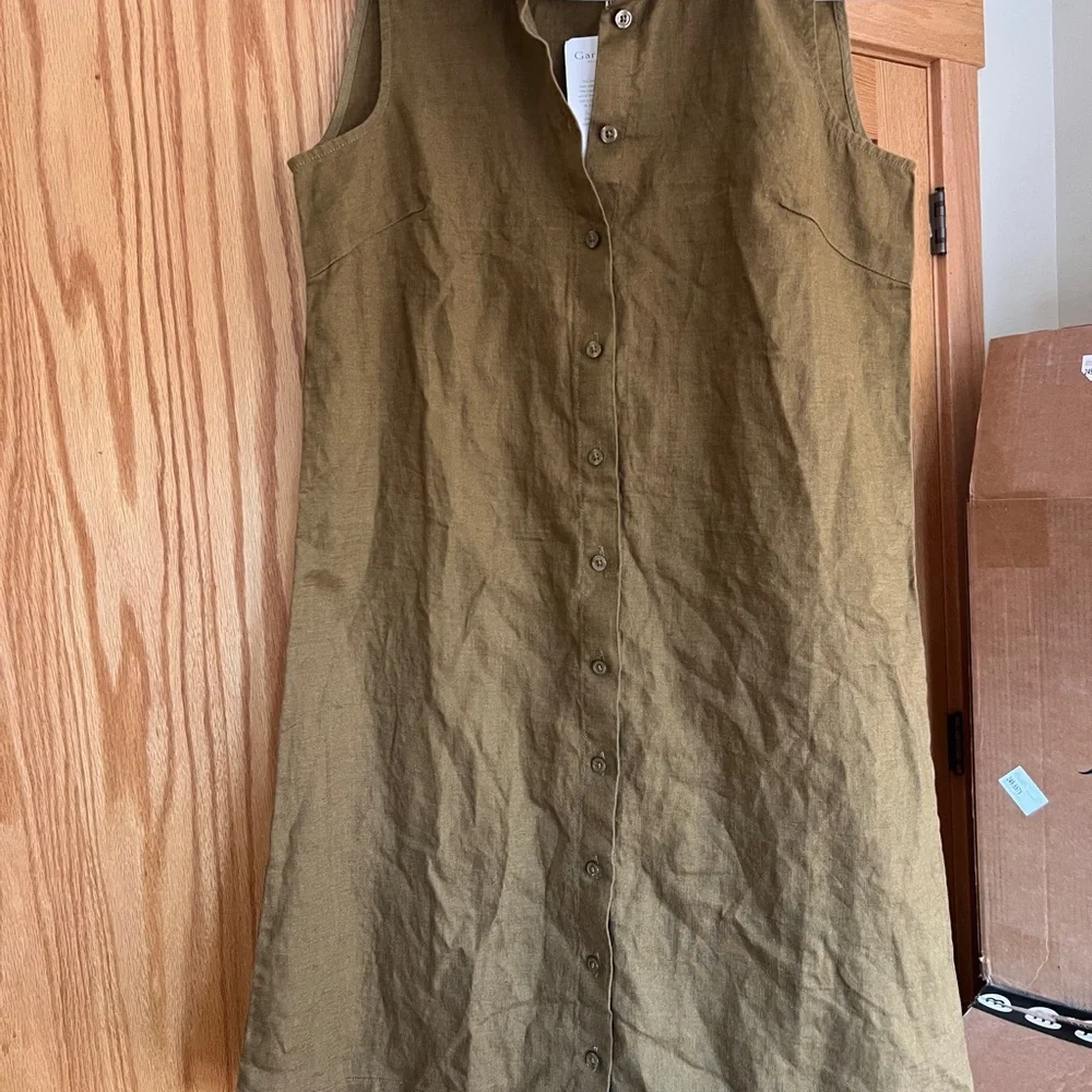 Sleeveless Button-Down Dress - Picture 2 of 4